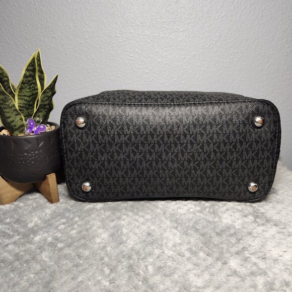 Authentic – Michael Kors Jet Set Medium Logo Tote Bag – PRICE IS FIRM - Picture 4 of 13